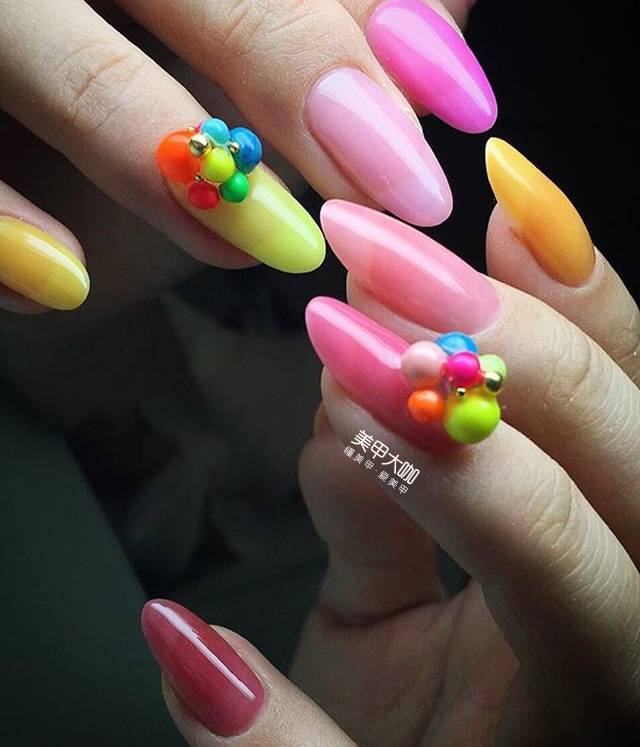 小玲的炫彩美甲之旅，最新技术与友情纽带的探索